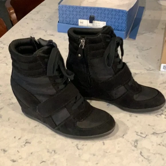 Simply Vera by Vera Wang black wedge booties size